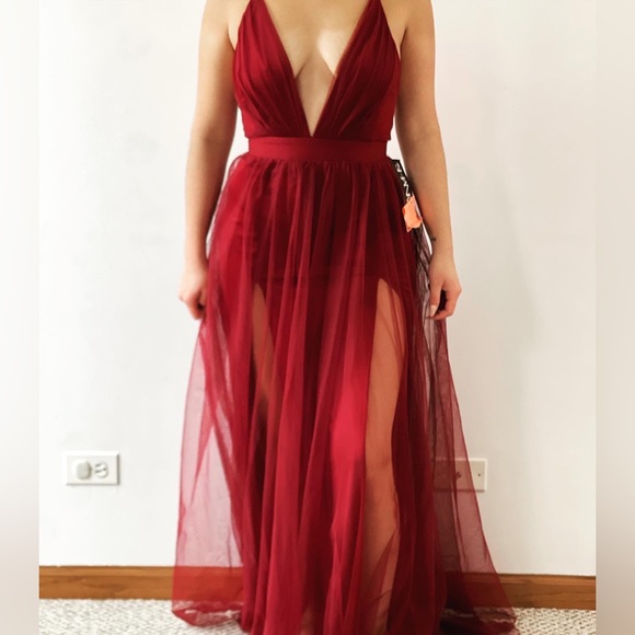 Brand New, beautiful and fresh. Adjustable strips, two opens at the front. - Picture 2 of 3